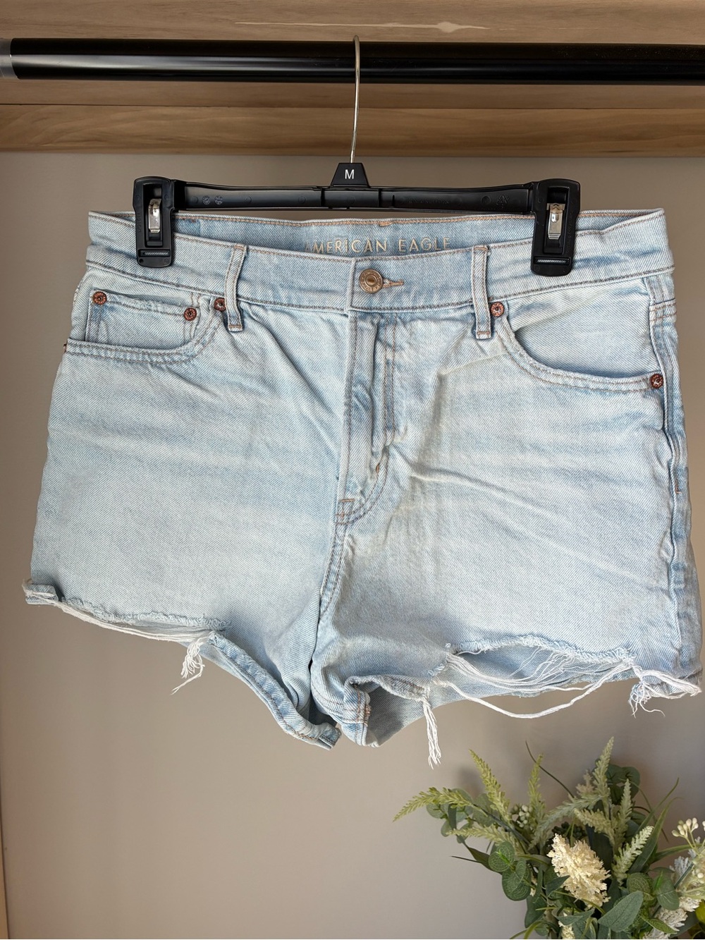 American Eagle Outfitters Curvy Relaxed Short Light Wash Cut Off
Shorts Size 10